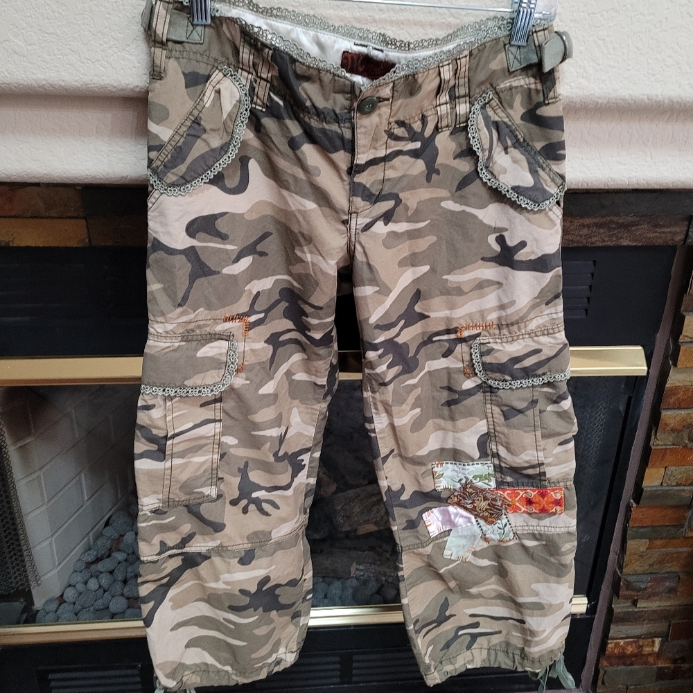 Miss Me Camo capri  cargo pants size Small
